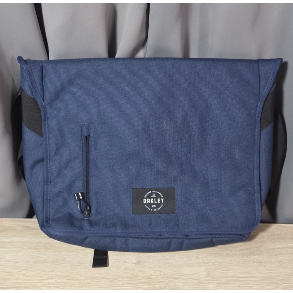 Oakley Messenger Bag  Blue Travel Adventure Carry On Laptop